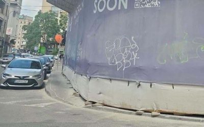 Tineri prinși graffiti pe hotel în construcție, unul a fugit de polițist