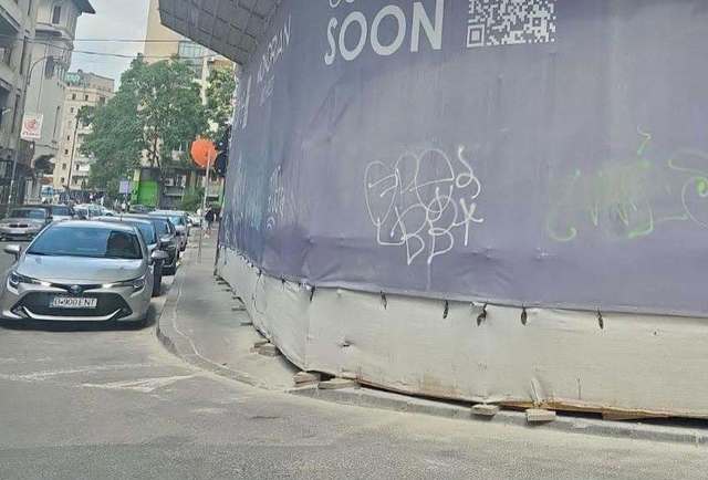 Tineri prinși graffiti pe hotel în construcție, unul a fugit de polițist