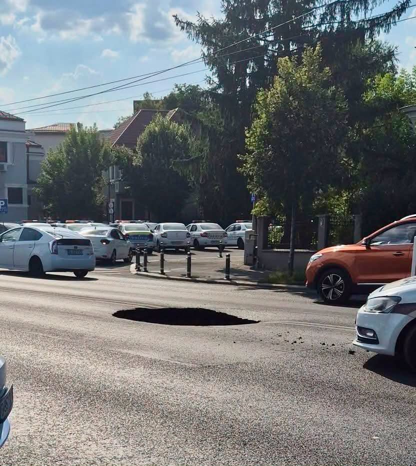 Surpare pe Eroilor: Apa Nova blochează Bulevardul