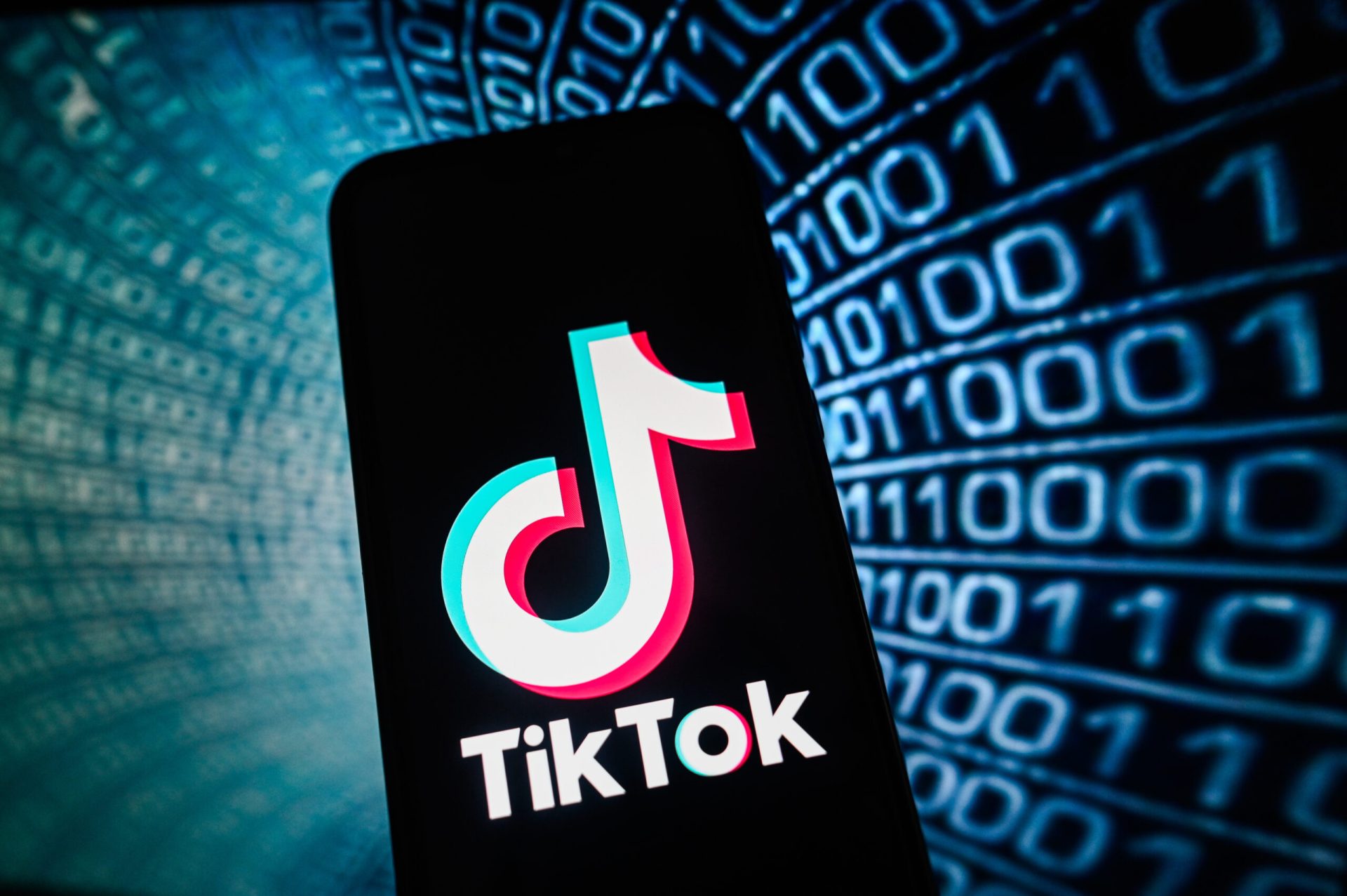 TikTok, noua febră a investițiilor: Tineri în capcana influencerilor