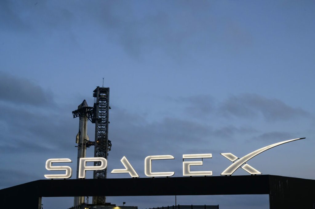 Musk vrea Lună-fabrică de sateliți: Revoluție spațială SpaceX