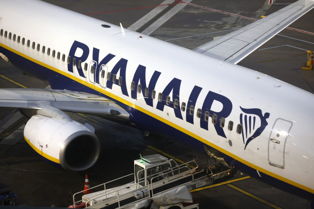 Cauza spargerii geamului avionului Ryanair, pasager aspirat