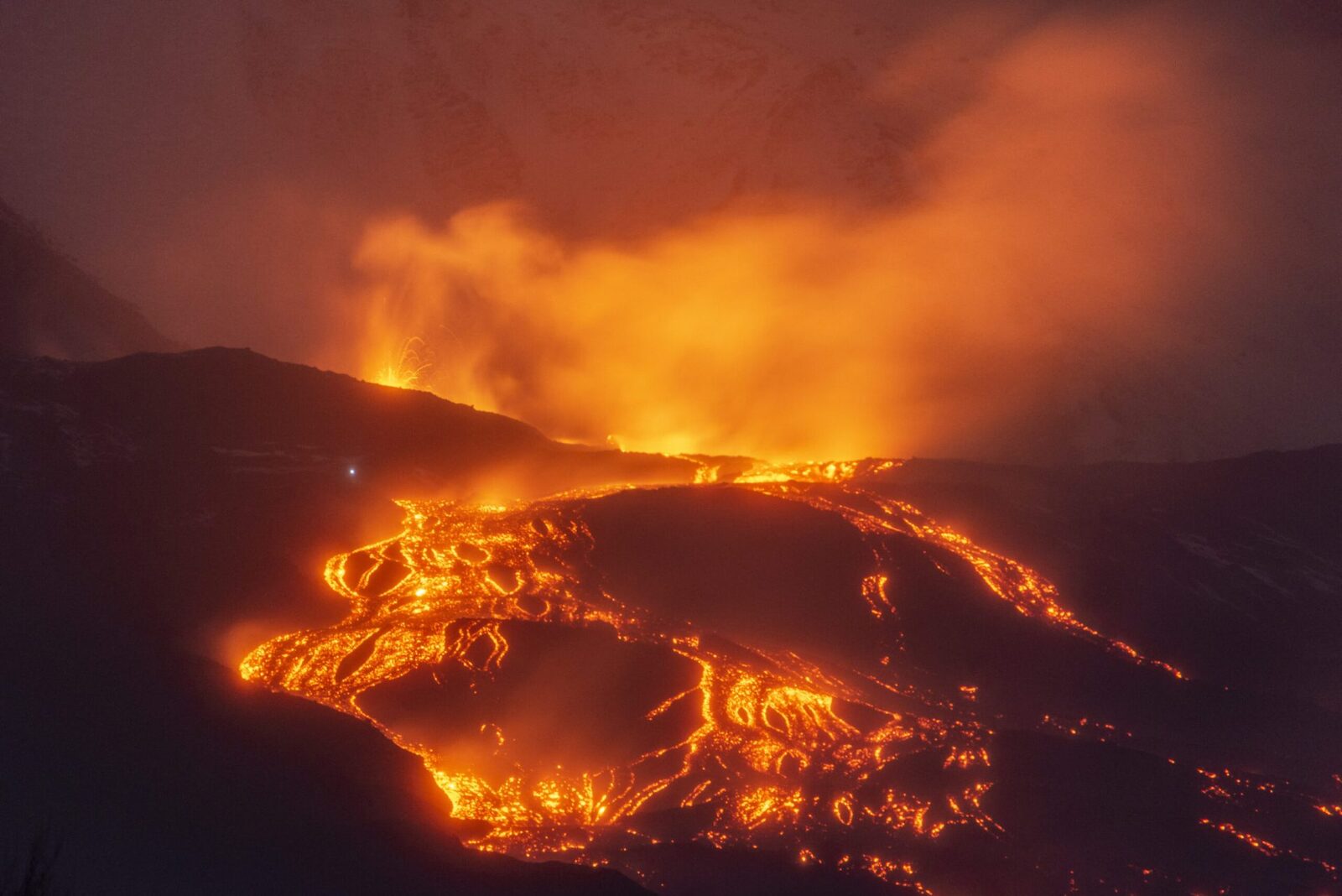 Etna în erupție: Zboruri anulate la Catania, MAE anunță