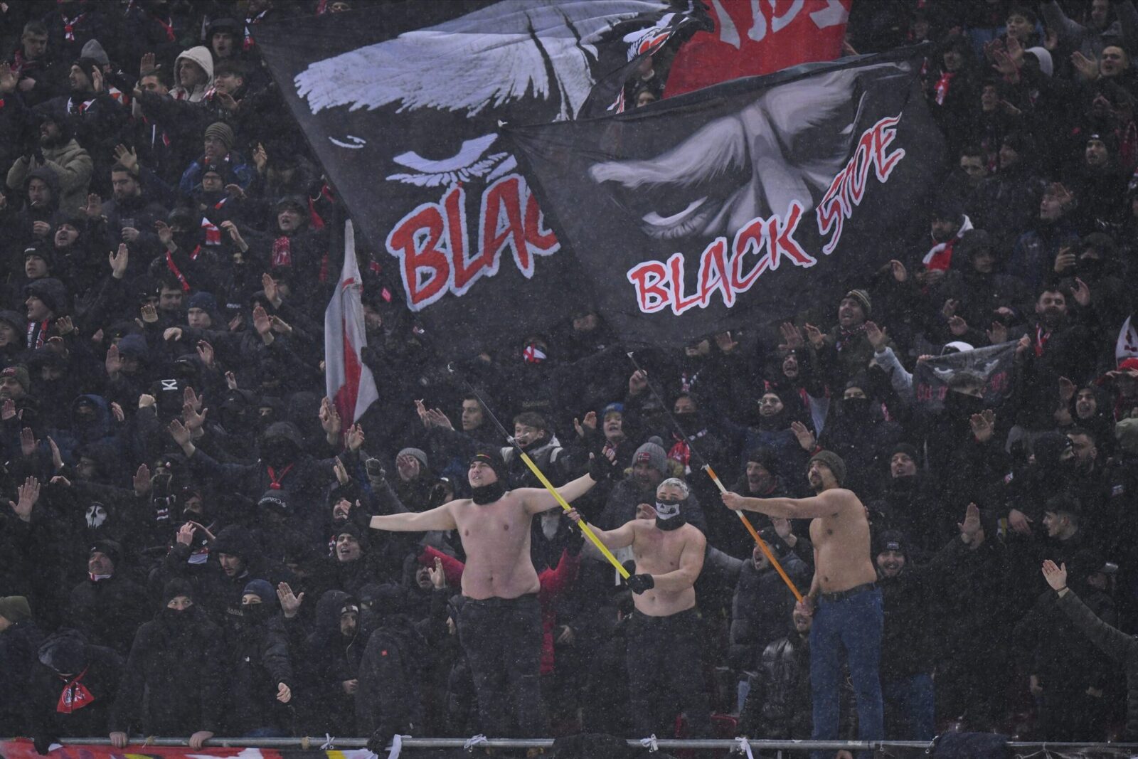 Jandarmeria, încordată! 71 de ultrași, blocați la Rapid-Dinamo