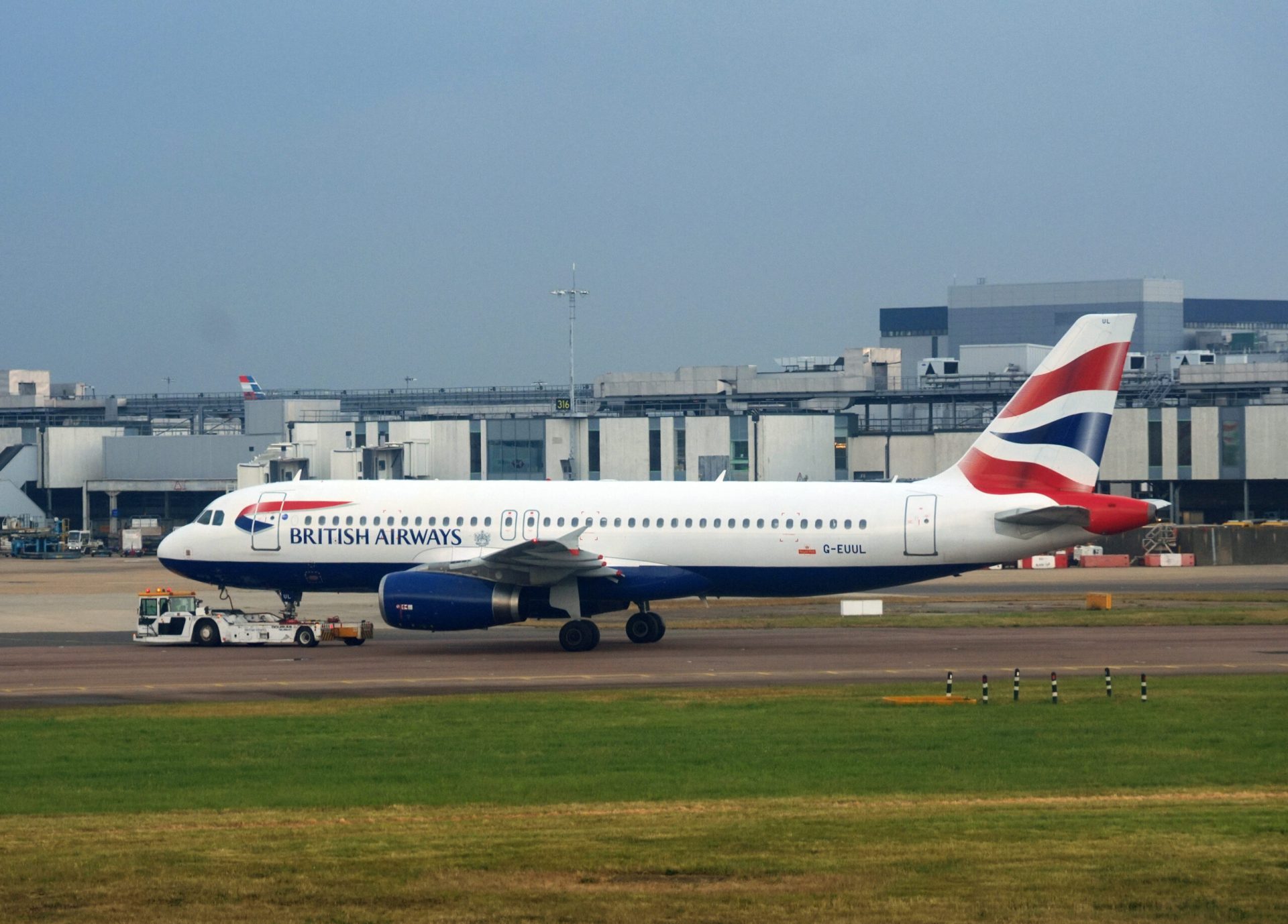 Heathrow, detronat: Londra pierde aeroportul cel mai aglomerat din Europa