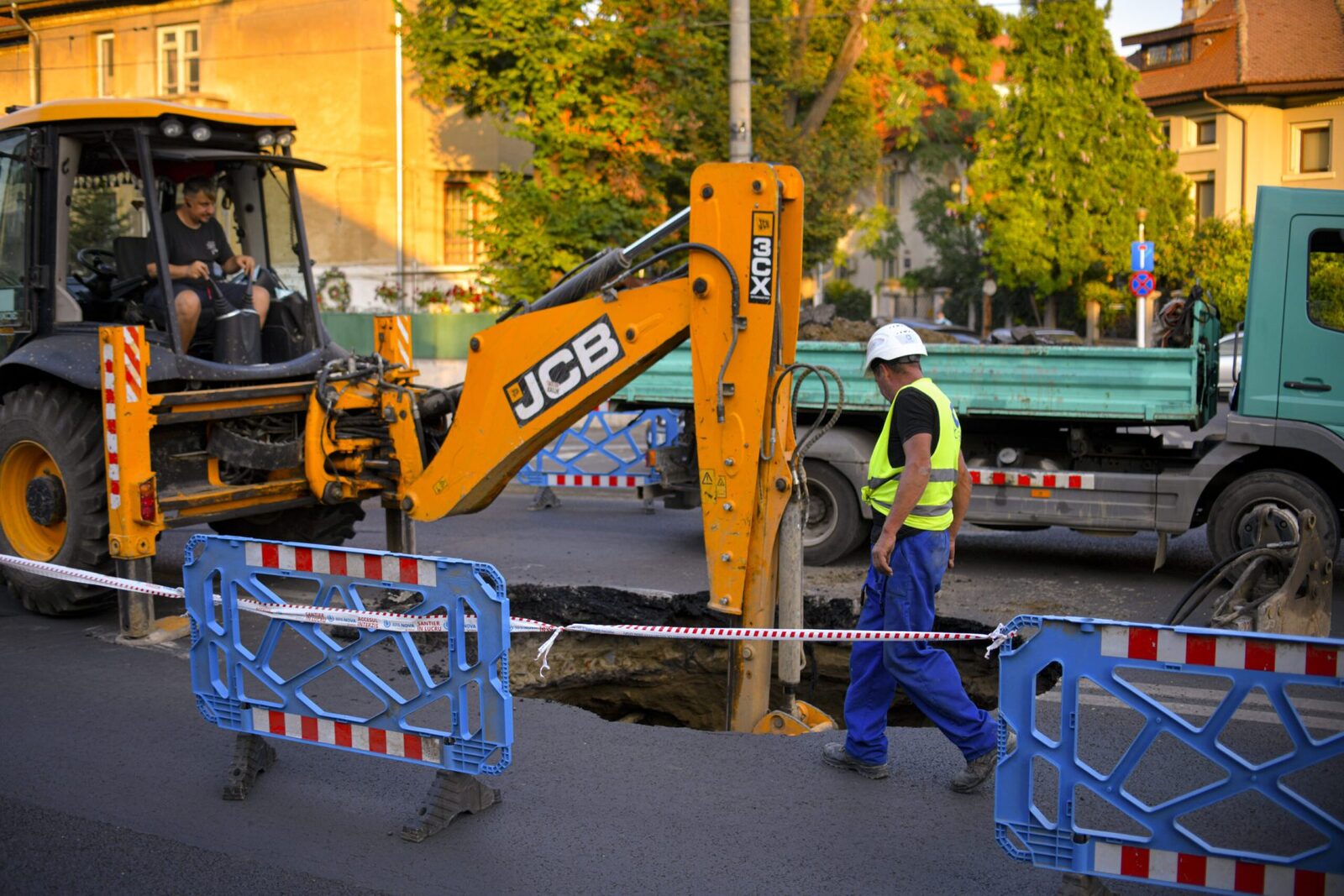 Groapă de 3 metri pe Bulevardul Eroilor din București