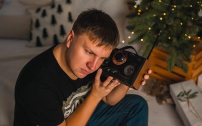 De ce ne blocăm pe o melodie veche?