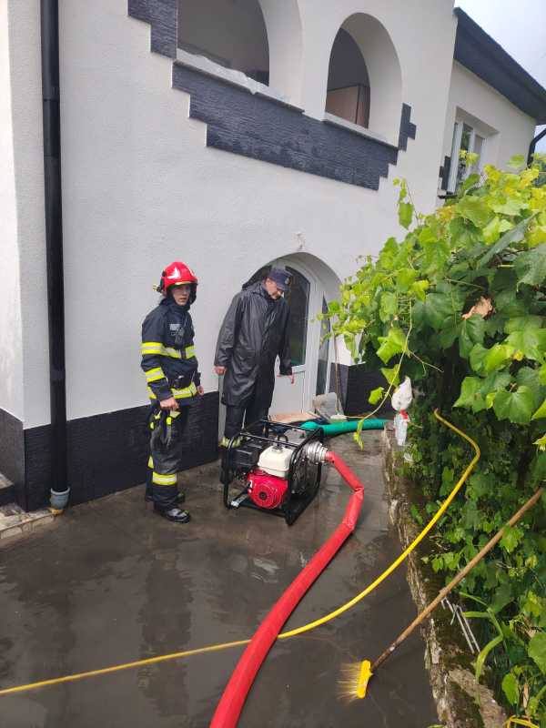 Borșa sub asediu: Pompierii, la datorie după furtuna devastatoare