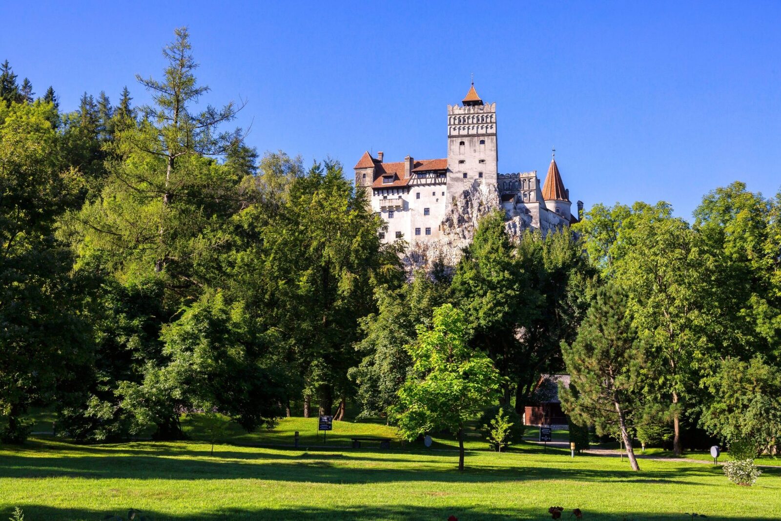 Castel Românesc Neașteptat, Depășește Peleș și Parlamentul