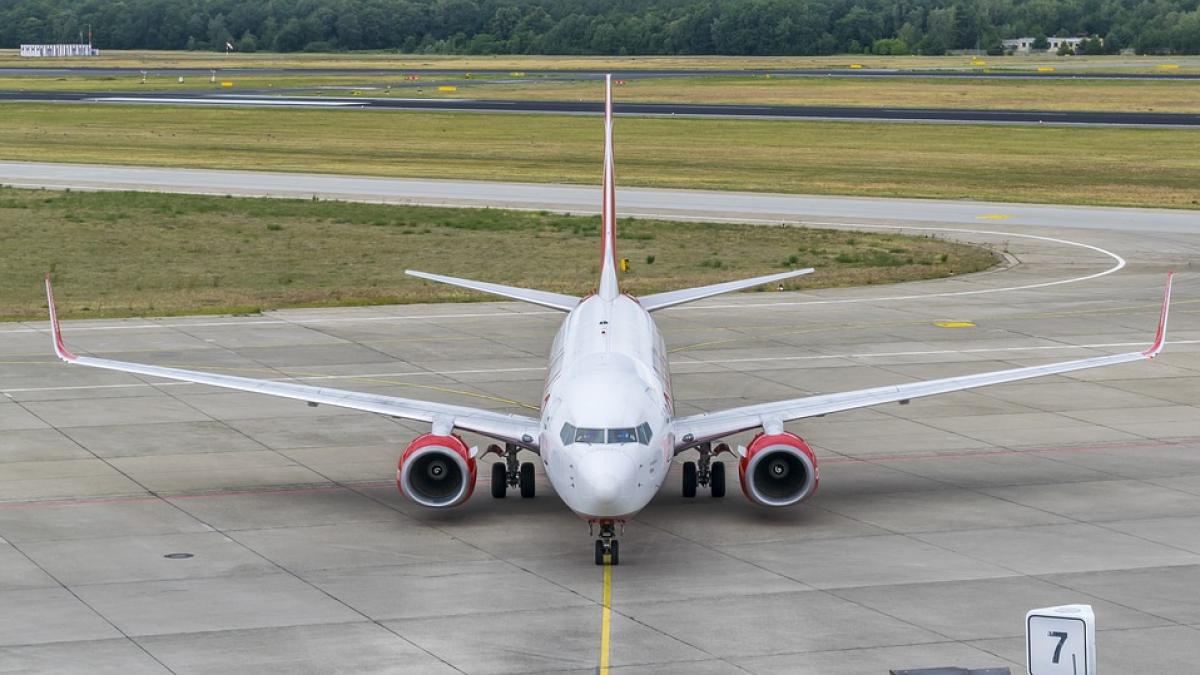 De ce avioanele sunt albe? Explicația ne aduce bani