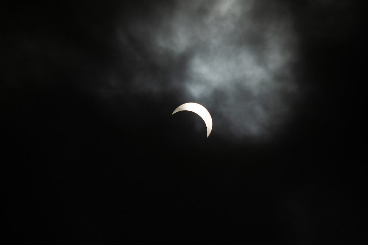 Super Lună pe 28 august: Când și de unde o vezi aproape complet acoperită