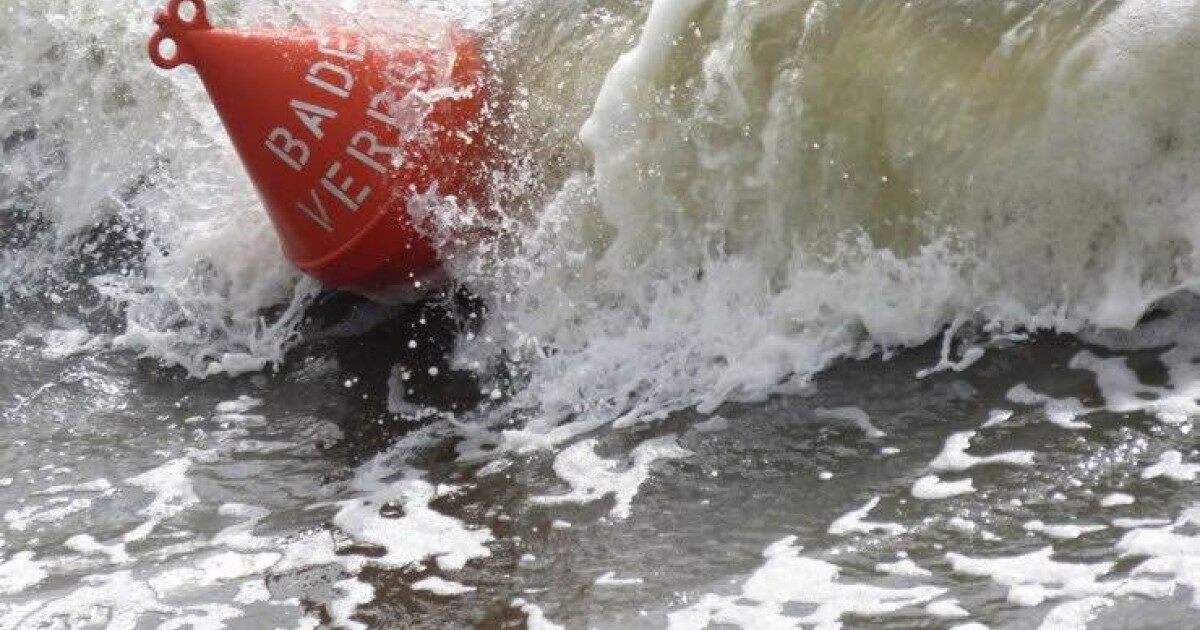 Eforie: Salvat de 3 ori, bărbat s-a înecat în mare după ce a intrat iar în apă
