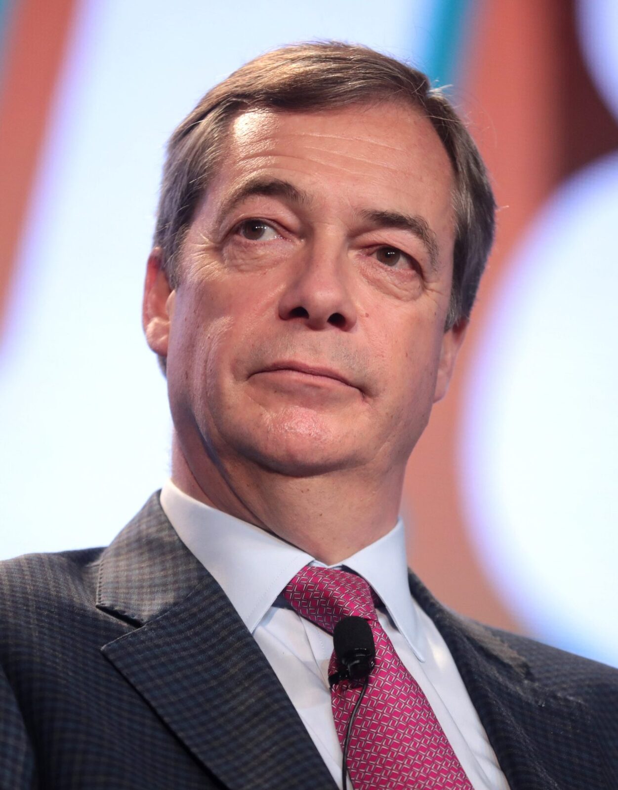 Farage, REALES cu ușurință în fața candidatului-satiric Contele Față-de-pubelă