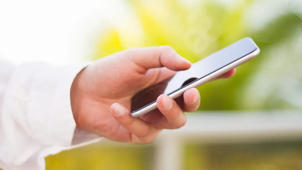 Telefonul personal la muncă: Ești obligat să-l folosești