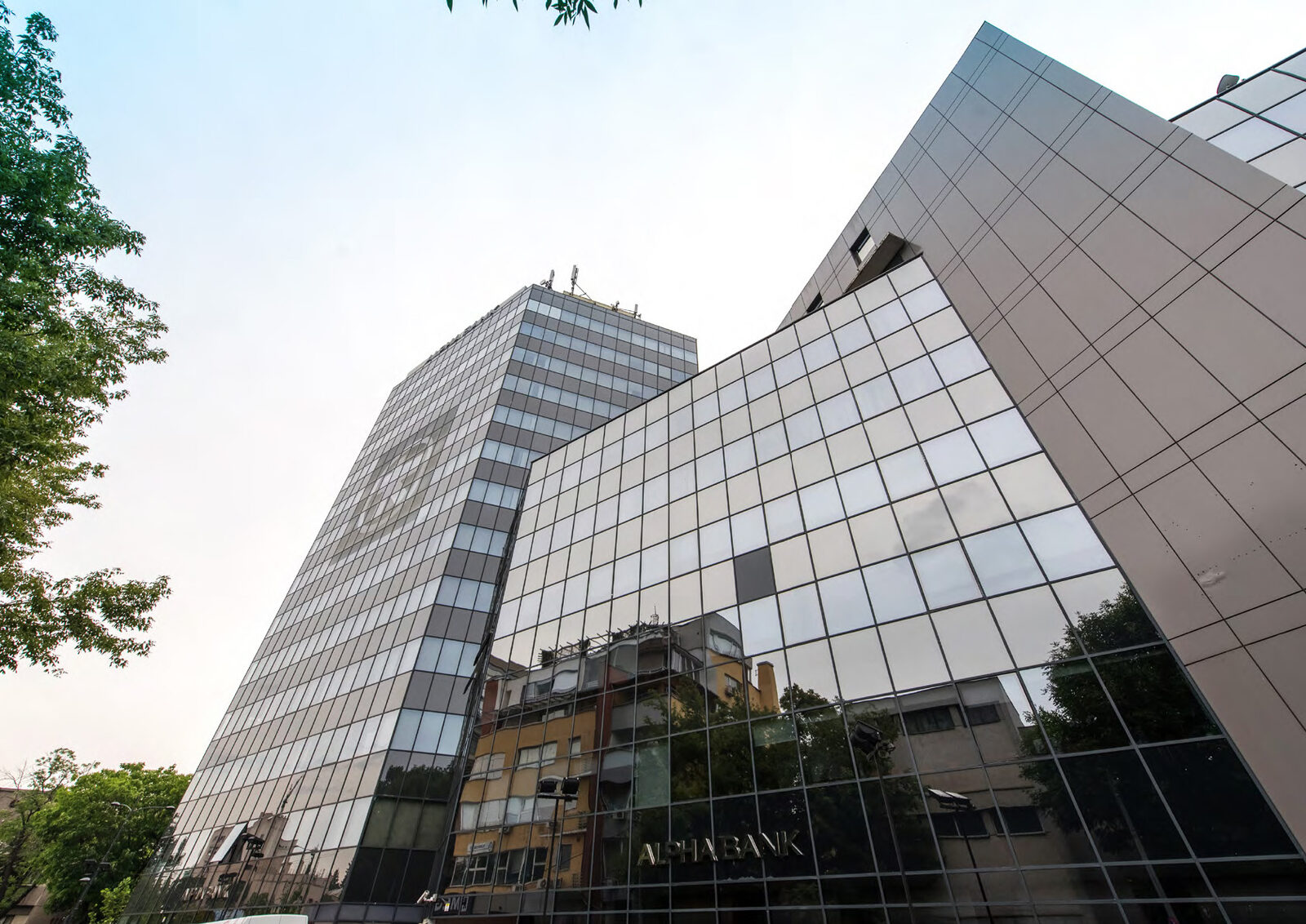 Românii cumpără sediul Alpha Bank din București