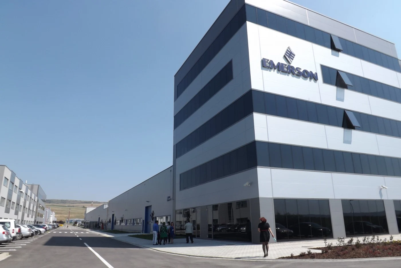 Gigant american, concedieri masive în România, profit record