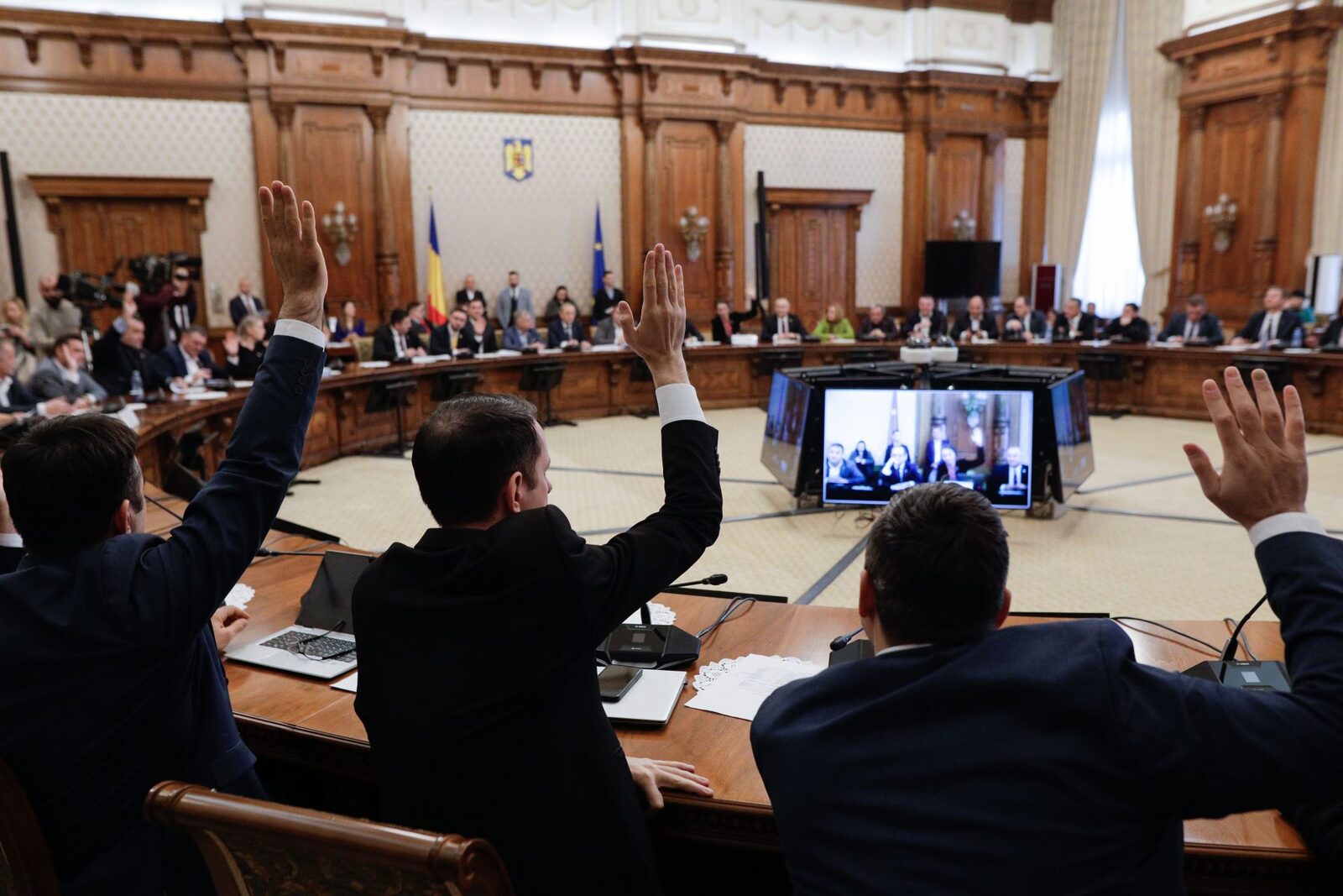 AUR, PSD: Declarații de avere pentru toți partenerii demnitarilor