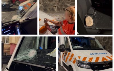 Ambulanță atacată cu topoare în România, acuzații de furt de copii
