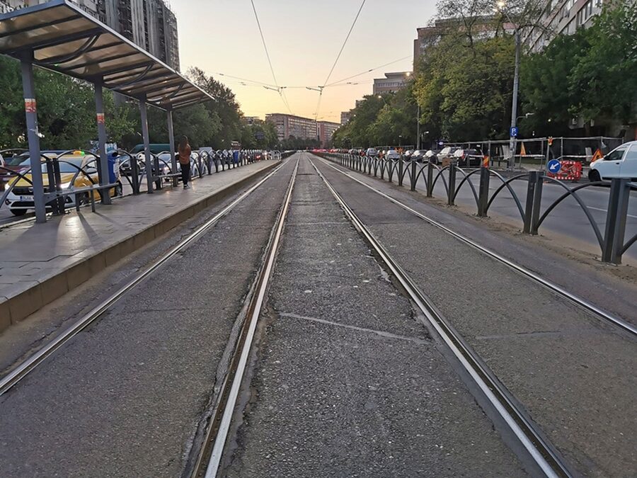 Șine tramvai București blocate. Probleme din subteran întârzie lucrările