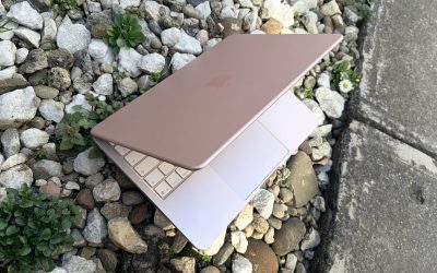 Laptopul încetinește fără priză? Testul arată diferențe mari Intel, Apple, Qualcomm, AMD