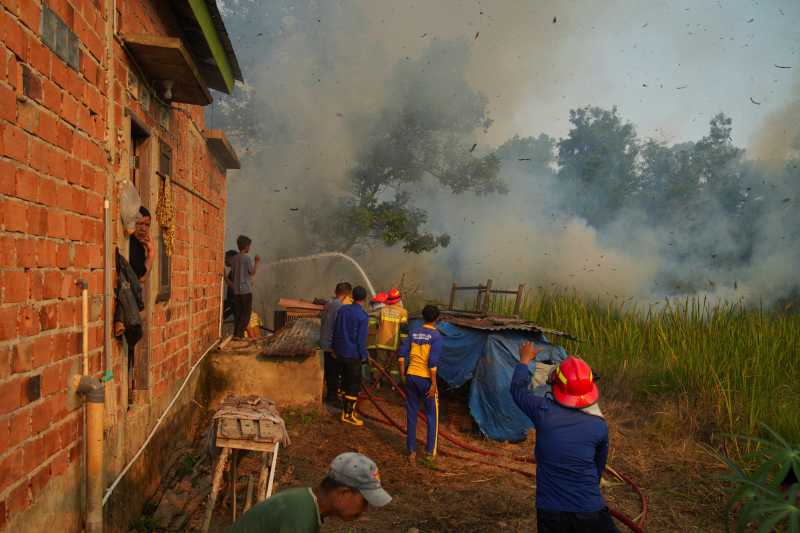 Incendii în Indonezia: Școli închise, mii de pompieri pe teren