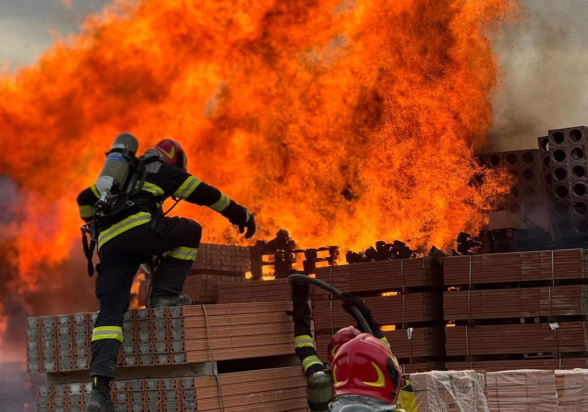Incendiu puternic la Năvodari: Fum gros, RO-Alert în zonă