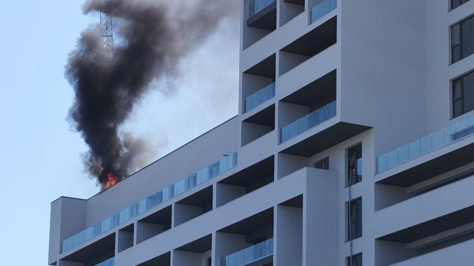 Incendiu violent în București: Flacără deschisă lângă Dedeman Ghencea