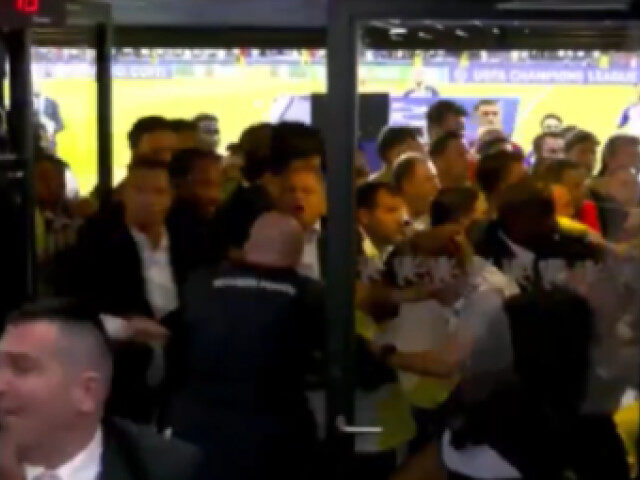 Șoc în Champions League: Staff a sărit la bătaie cu un jucător