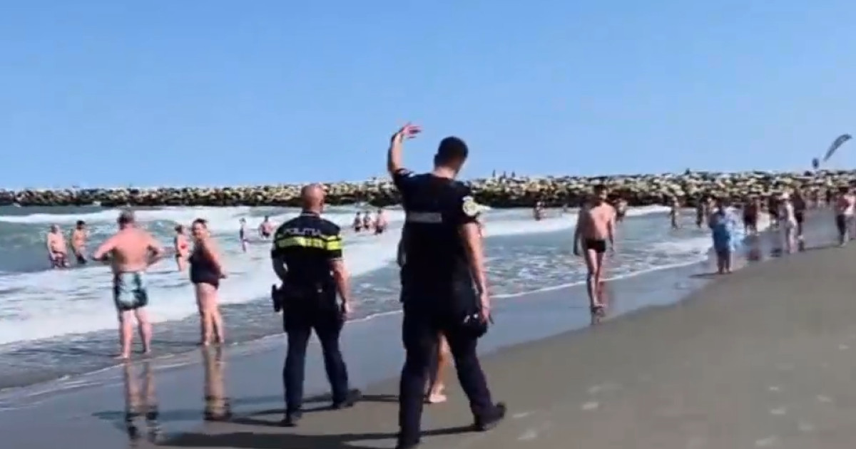 Turiști sfidează steagul roșu pe litoral, intervin forțele de ordine