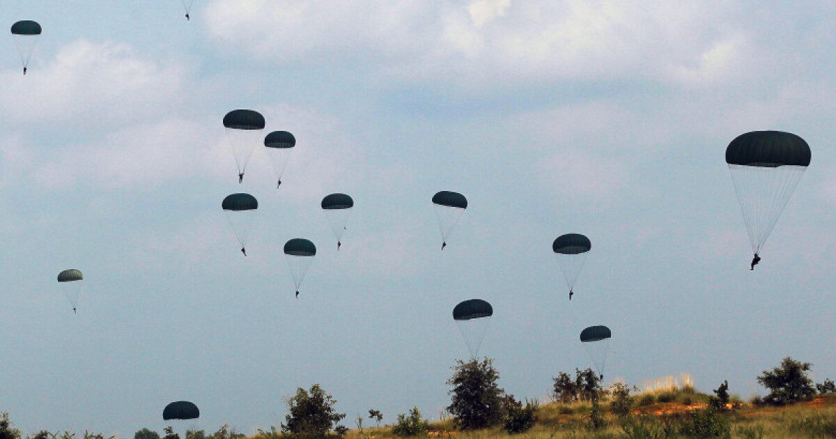 Militari din Forțele Speciale, răniți la parașutare. Ce s-a întâmplat după salt