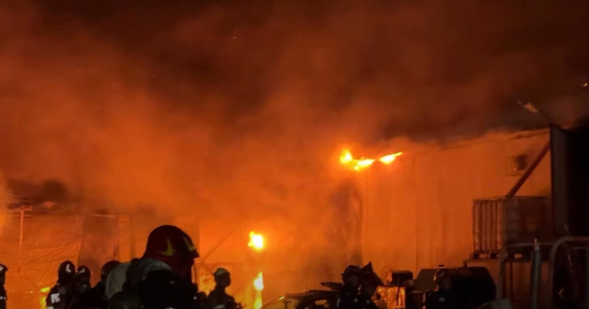 Incendiu mistuie hala din Sectorul 1: RO-Alert și zeci de pompieri luptă cu focul