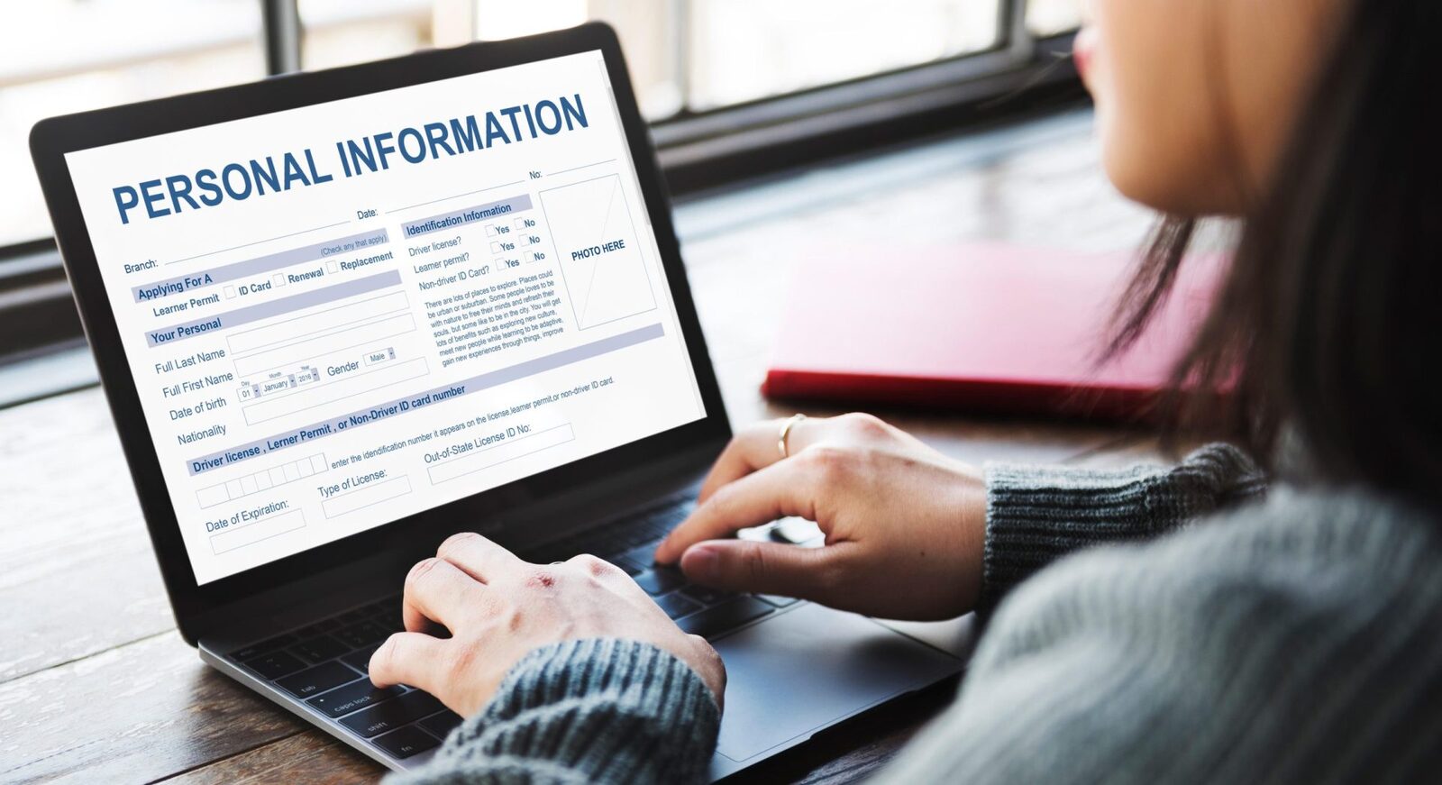 Laptop de serviciu: Angajatorul îți citește mesajele private