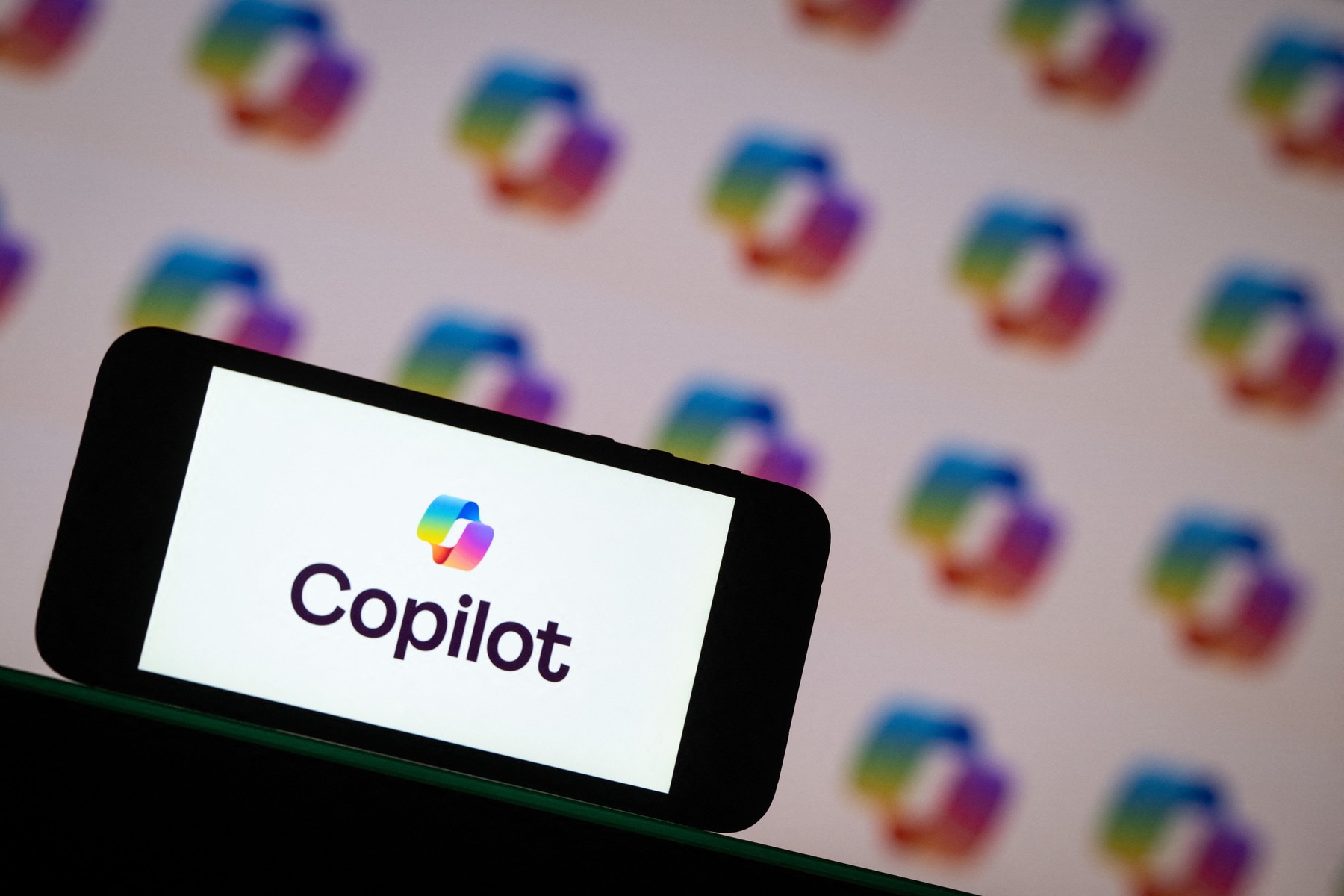 Microsoft Copilot, lângă mesajele tale din Outlook. Un nou buton AI, vizibil