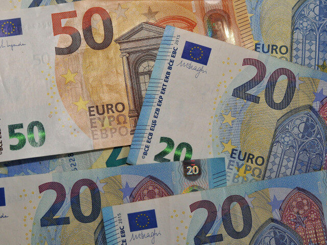 Lider galerie prins cu aproape 1 milion de euro