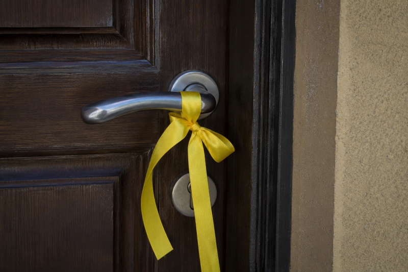 Panglica galbenă pe clanță: Mesajul ascuns al proprietarilor