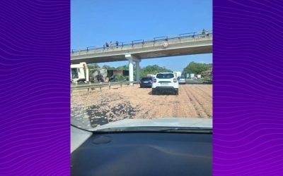 Haos pe A1: TIR cu pui răsturnat, marfă pe asfalt