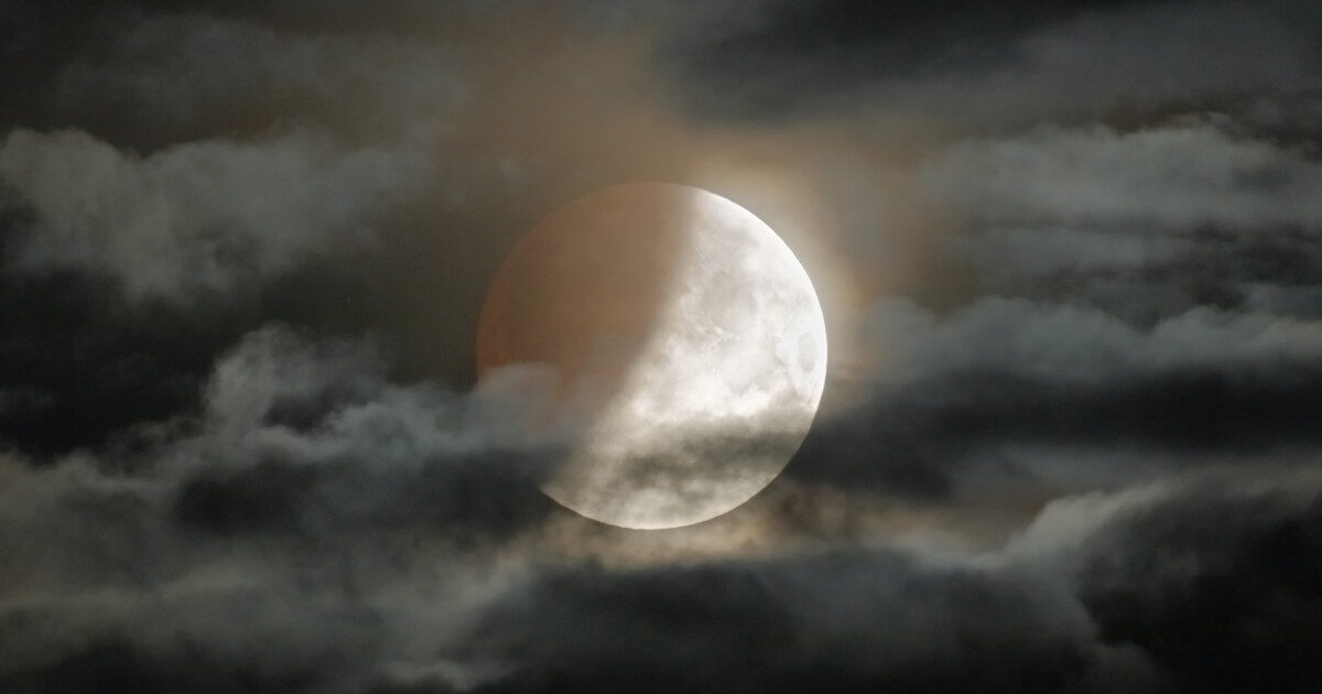 Eclipsă Lună 28 august 2026: Când și de unde o vezi în România