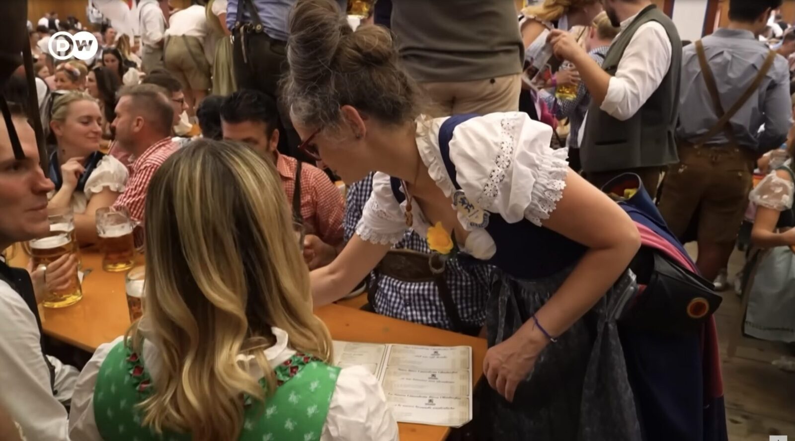 Șampanie de la Oktoberfest, politician german de dreapta sub mandat de arestare