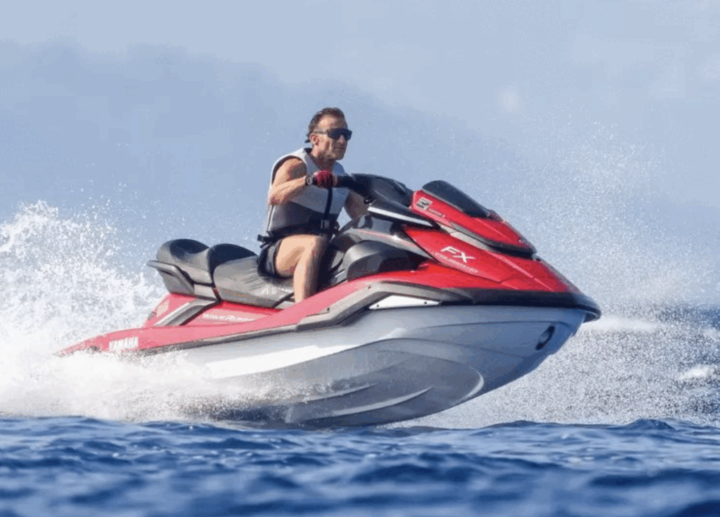 Macron pe jet-ski, scandal în Franța