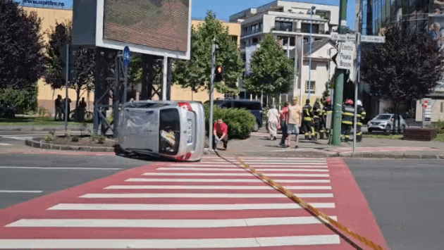 Ceasu’ Rău: Șoc în intersecție. Un autoturism, grav lovit