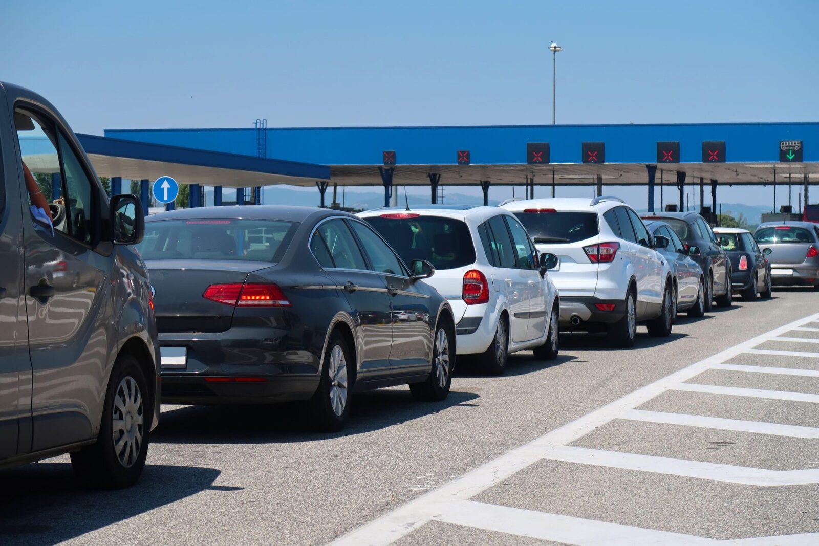 GRANIȚA ROMÂNIEI: Câte țigări și alcool poți aduce fără taxe