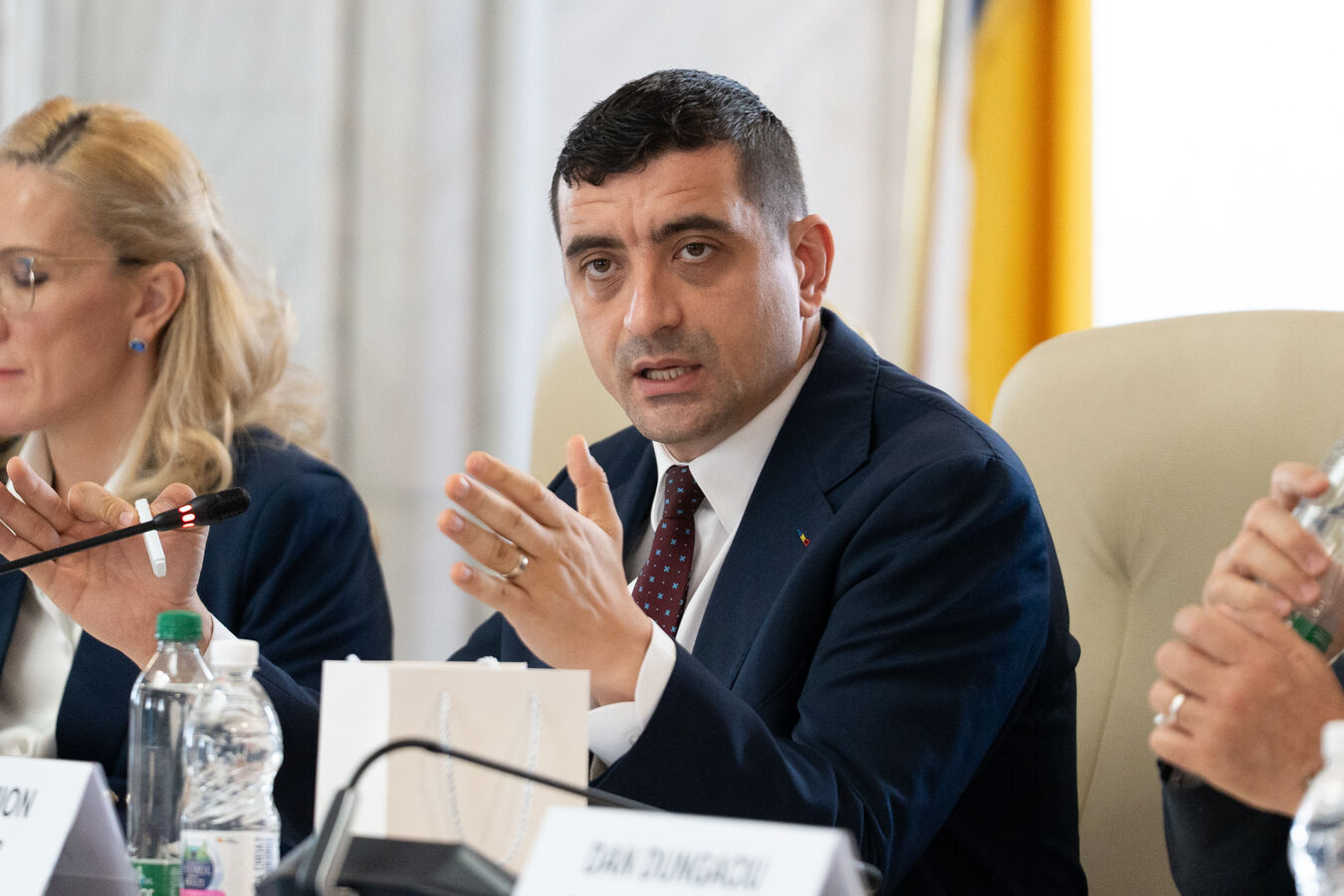 Simion, favoritul sondajelor, cere alegeri anticipate și acuză Bruxelles-ul