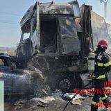 TIR și mașină în flăcări: Un șofer a murit