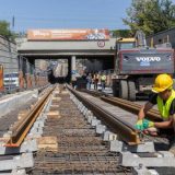 Șina de tramvai de sub Podul Constanța, în lucru. Ciucu dă termenul