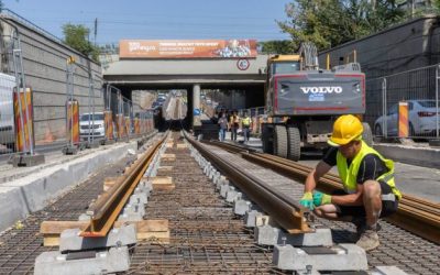 Șina de tramvai de sub Podul Constanța, în lucru. Ciucu dă termenul