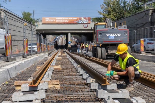 Șina de tramvai de sub Podul Constanța, în lucru. Ciucu dă termenul