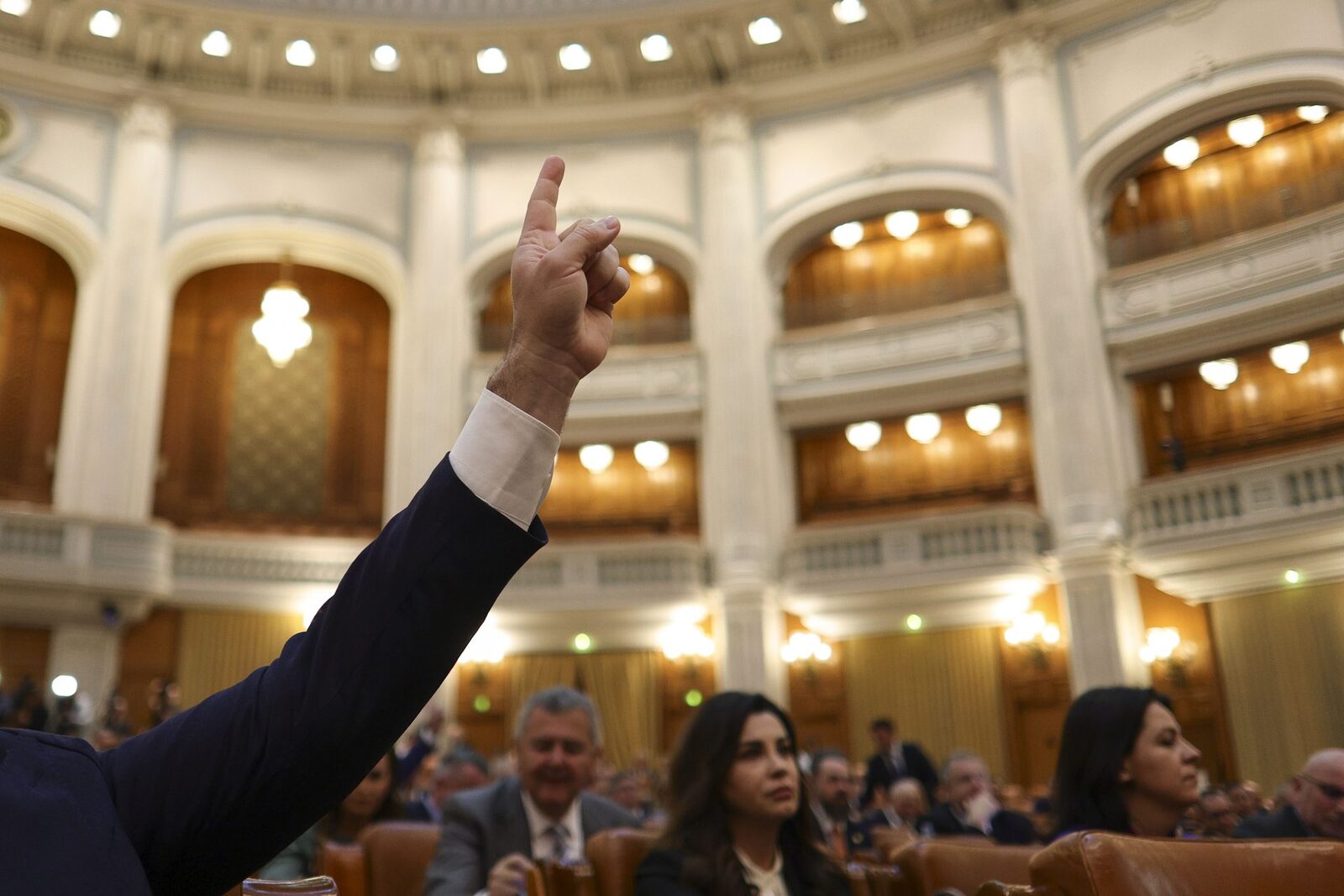 Parlament: Consilierii scapă de incompatibilitate