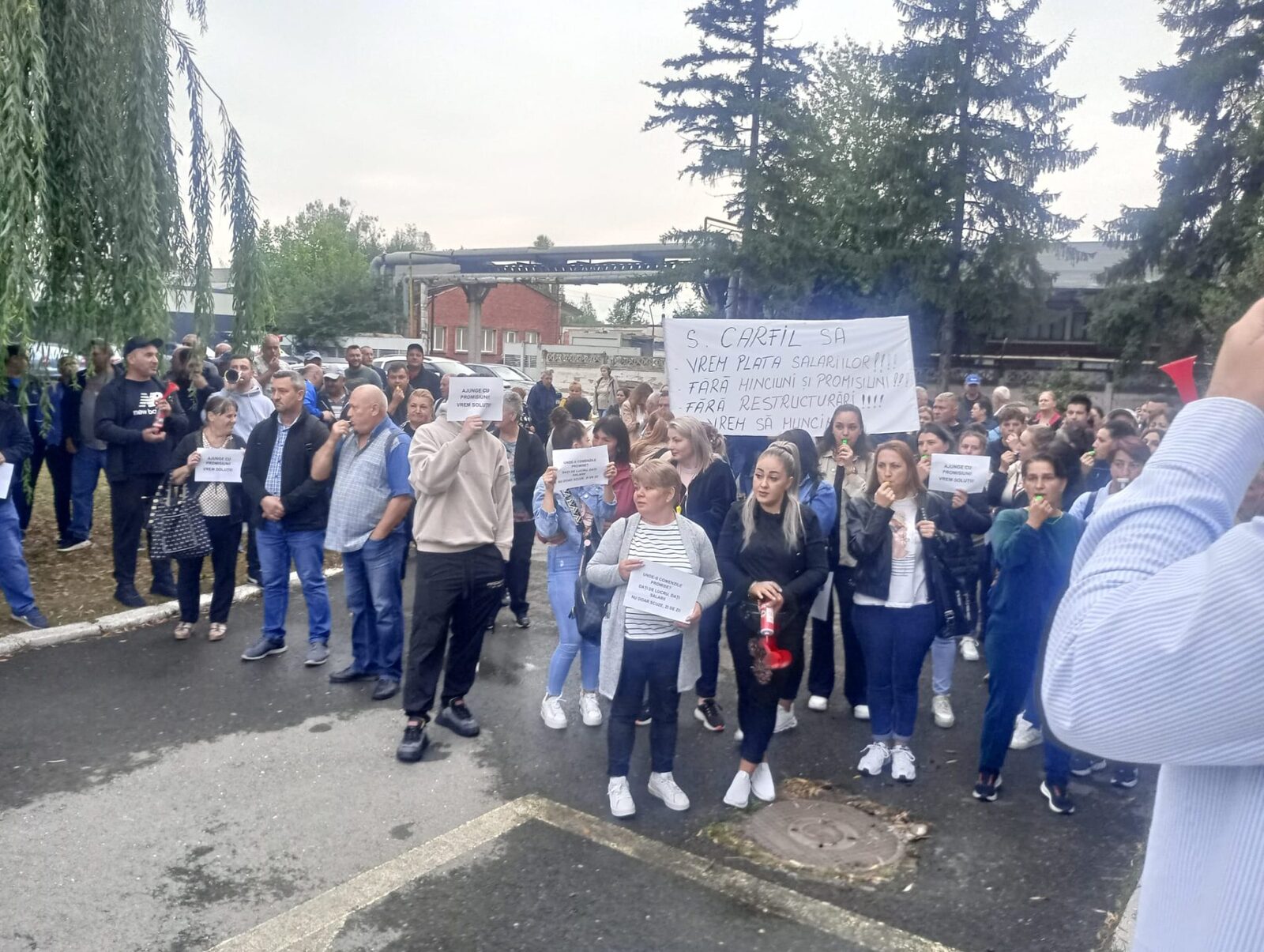 Grevă la Carfil Brașov: Angajații cer salarii. Fără promisiuni!