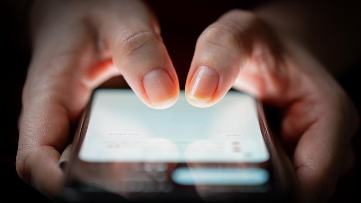 Româncă, țepuită cu 45.000 euro pe WhatsApp, crezând în moștenire