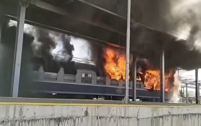 Incendiu la CFR: Vagon de tren în flăcări în gară